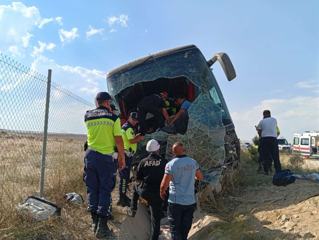 44 kişinin yaralandığı otobüs kazasından acı haber! Geride son kare kaldı 11
